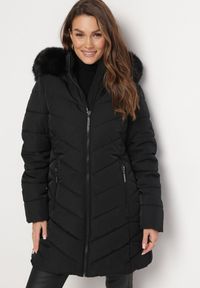 Born2be - Czarna Pikowana Kurtka z Kapturem i Futerkiem Heigesa. Typ kołnierza: kaptur. Kolor: czarny. Materiał: futro. Wzór: aplikacja #3