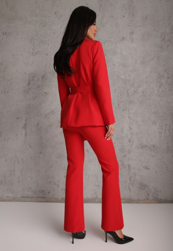 Renee - Czerwony Komplet o Garniturowym Kroju z Marynarką z Wiązaniem i Spodniami Falestra. Kolor: czerwony