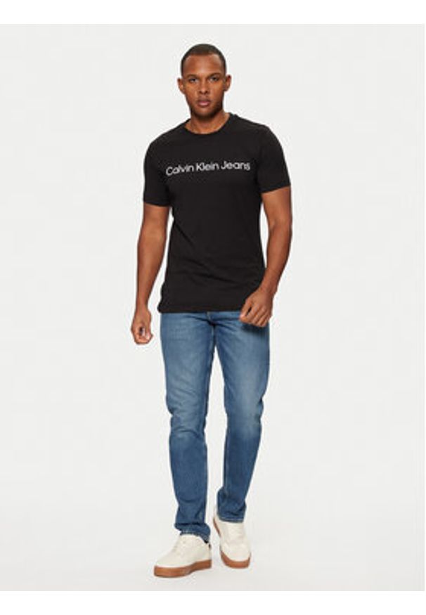 Calvin Klein Jeans T-Shirt J30J322552 Czarny Slim Fit. Kolor: czarny. Materiał: bawełna