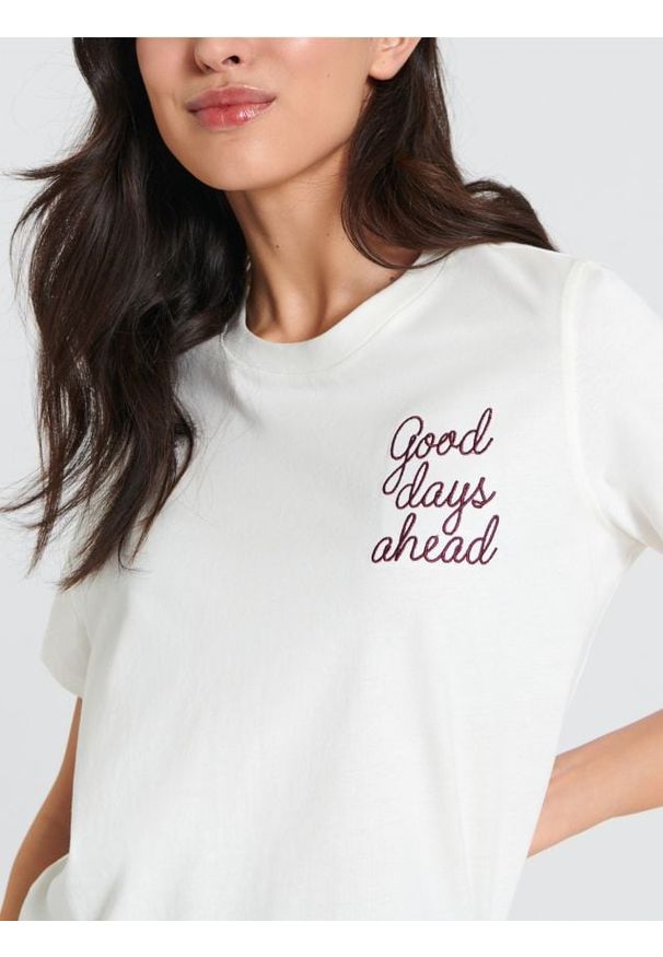 Sinsay - Koszulka z haftem - kremowy. Kolor: kremowy. Materiał: bawełna. Wzór: haft