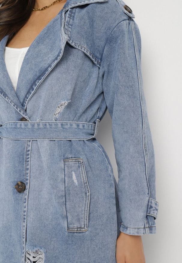 Born2be - Niebieska Długa Kurtka Jeansowa Płaszcz Denimowy z Przetarciami i Wiązanym Paskiem Arinvi. Kolor: niebieski. Materiał: jeans. Długość: długie. Wzór: aplikacja