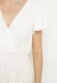 Born2be - Jasnobeżowa Sukienka o Rozkloszowanym Kroju z Kopertowym Dekoltem i Gumką w Talii Reiliana. Okazja: na imprezę, na co dzień. Typ kołnierza: dekolt kopertowy. Kolor: beżowy. Typ sukienki: kopertowe. Styl: elegancki, casual #4