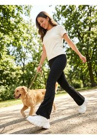 Sinsay - Koszulka z krótkim rękawem basic - kremowy. Kolor: kremowy. Długość rękawa: krótki rękaw. Długość: krótkie