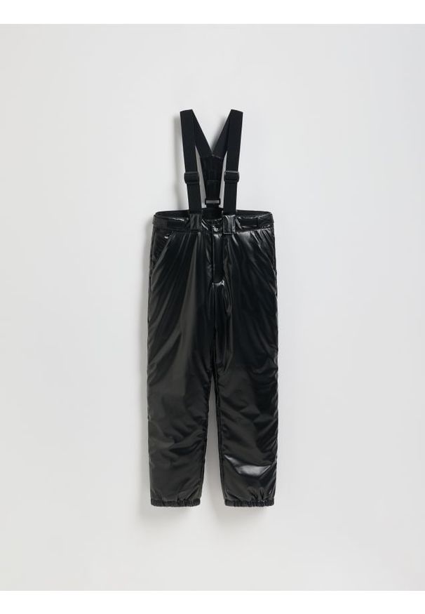 Reserved - Ocieplane spodnie na szelkach - czarny. Kolor: czarny. Materiał: tkanina