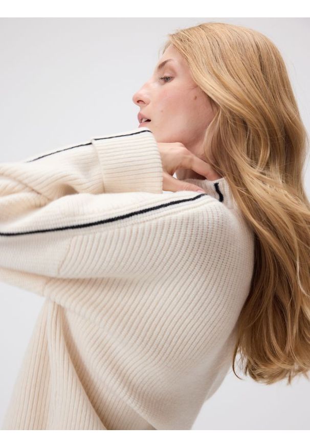 Reserved - Sweter z kontrastową lamówką - kremowy. Kolor: kremowy. Materiał: dzianina