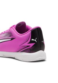 Buty piłkarskie dla dzieci Puma Ultra Play It. Zapięcie: sznurówki. Kolor: biały, czarny, różowy, wielokolorowy. Materiał: materiał. Szerokość cholewki: normalna. Sport: piłka nożna