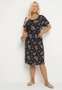 Born2be - Granatowo-Beżowa Rozkloszowana Sukienka w Kwiatowy Wzór Lumilisse. Okazja: na spacer, na co dzień. Kolor: niebieski. Wzór: kwiaty. Styl: elegancki, casual, klasyczny #2