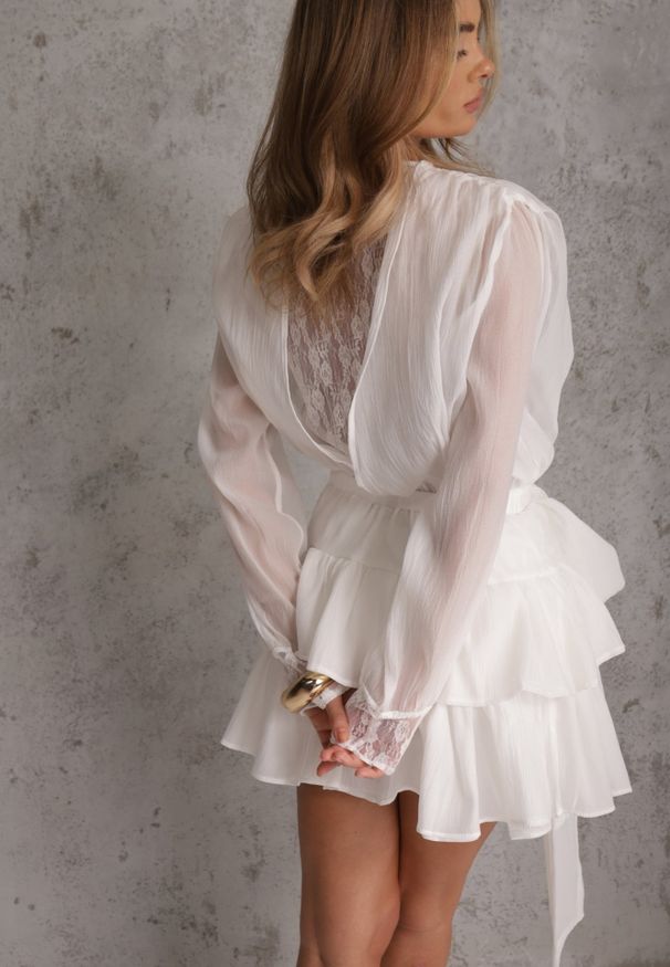 Renee - Biała Sukienka z Bawełną z Koronkowymi Wstawkami i Wiązaniem w Stylu Boho Oriposi. Kolor: biały. Materiał: bawełna, koronka. Wzór: paski, ażurowy, koronka. Styl: boho