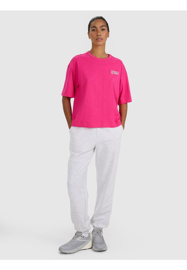4f - 4F T-shirt oversize z nadrukiem damski - różowy M. Okazja: na co dzień. Kolor: różowy. Materiał: jersey, tkanina, dzianina, bawełna, materiał. Długość rękawa: krótki rękaw. Długość: krótkie. Wzór: nadruk. Sezon: lato. Styl: sportowy, klasyczny, casual