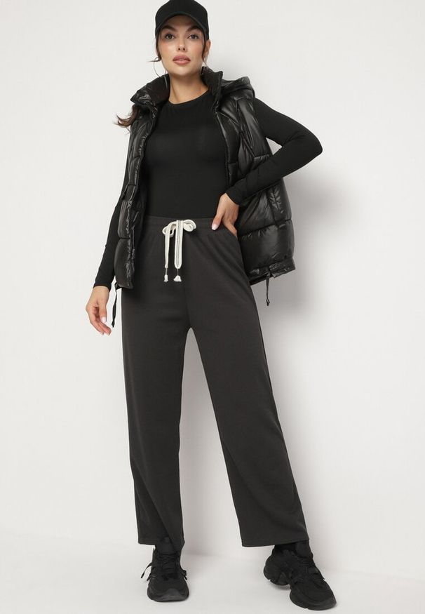 Born2be - Ciemnoszare Spodnie Szerokie w Prażki z Troczkiem w Pasie z Wysokim Stanem Saimira. Okazja: na co dzień. Stan: podwyższony. Kolor: szary. Wzór: prążki. Styl: klasyczny, casual, elegancki