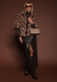 Renee - Ciemnobeżowa Trapezowa Kurtka Futerko z Rękawami Długości 3/4 Tadeva. Kolor: beżowy. Materiał: futro. Styl: elegancki #7