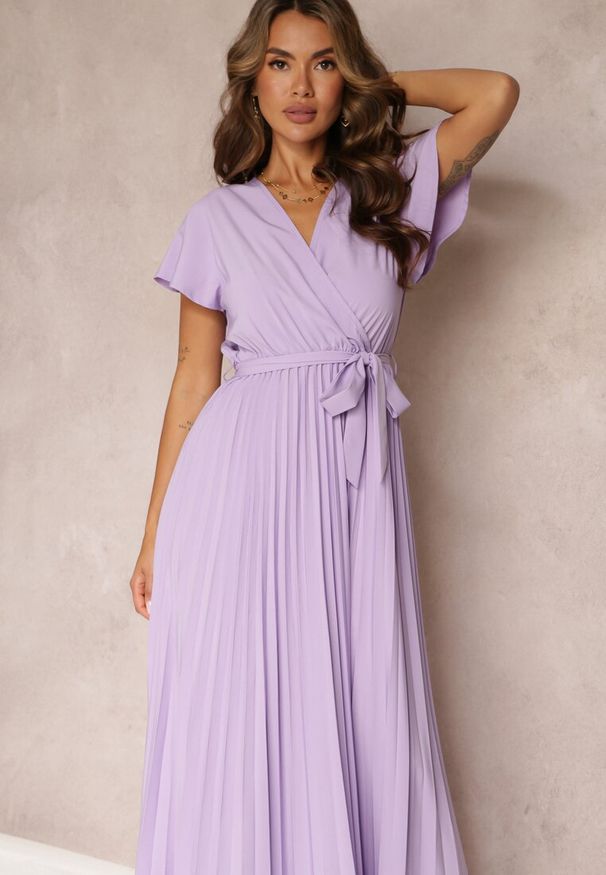 Renee - Fioletowa Koktajlowa Maxi Sukienka Ozdobiona Plisami z Trójkątnym Dekoltem i Wiązaniem w Talii Phoelia. Okazja: na imprezę. Kolor: fioletowy. Wzór: aplikacja. Styl: wizytowy. Długość: maxi