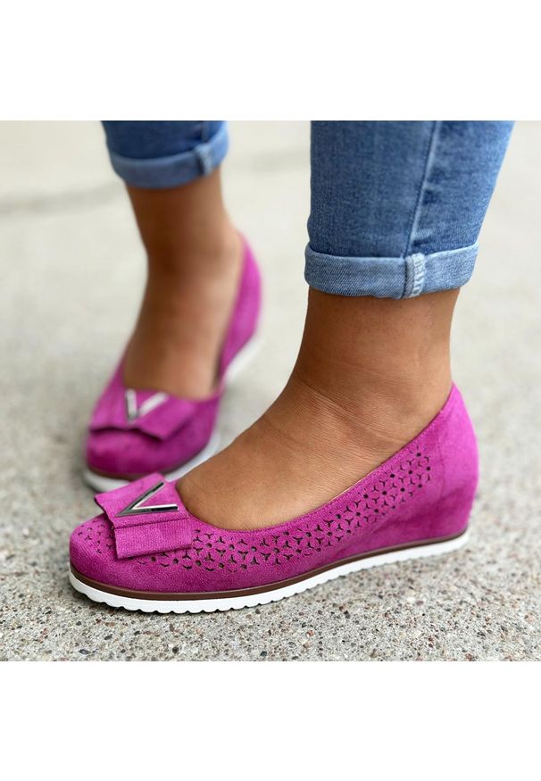 Fuksjowe ażurowe czółenka damskie na koturnie M.Daszyński Sa199-6. Nosek buta: okrągły. Zapięcie: bez zapięcia. Kolor: różowy. Szerokość cholewki: normalna. Wzór: ażurowy. Materiał: zamsz. Sezon: jesień, wiosna, lato. Obcas: na koturnie. Styl: klasyczny, elegancki