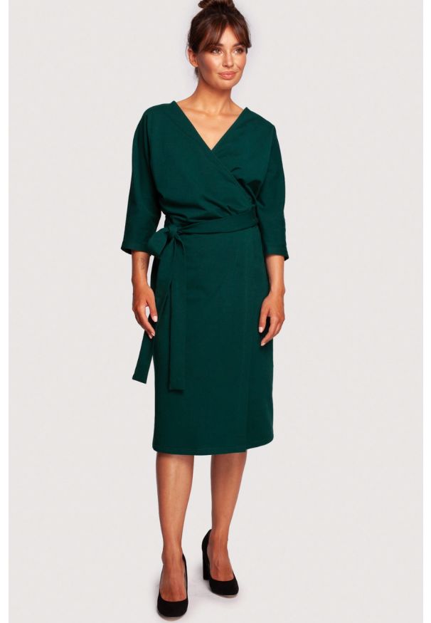 BeWear - Sukienka kopertowa z wiązaniem dekolt V butelkowa zieleń. Okazja: na co dzień, do pracy. Materiał: bawełna. Typ sukienki: kopertowe. Styl: casual, sportowy