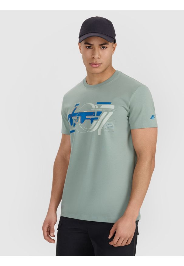 4f - 4F T-shirt regular z nadrukiem męski - oliwkowy L. Okazja: na co dzień. Kolor: oliwkowy, brązowy, wielokolorowy. Materiał: bawełna, jersey, materiał. Długość rękawa: krótki rękaw. Długość: krótkie. Wzór: nadruk. Styl: sportowy, casual, klasyczny