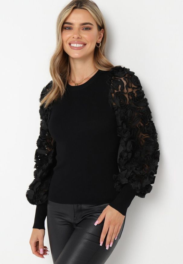 Born2be - Czarny Sweter z Elastycznego Materiału i Zdobionymi Rękawami ze Ściągaczami Olufemi. Kolor: czarny. Materiał: materiał. Długość rękawa: długi rękaw. Długość: długie. Wzór: aplikacja