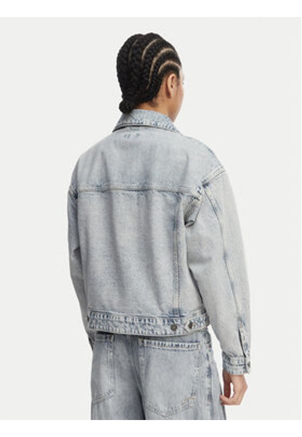 Guess Jeans Kurtka jeansowa W6GN56 D5M57 Niebieski Oversize. Kolor: niebieski. Materiał: bawełna