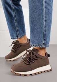 Renee - Brązowe Sneakersy na Platformie Ozdobionej Tłoczeniem Zerla. Okazja: na co dzień. Kolor: brązowy. Materiał: jeans. Wzór: aplikacja. Obcas: na platformie
