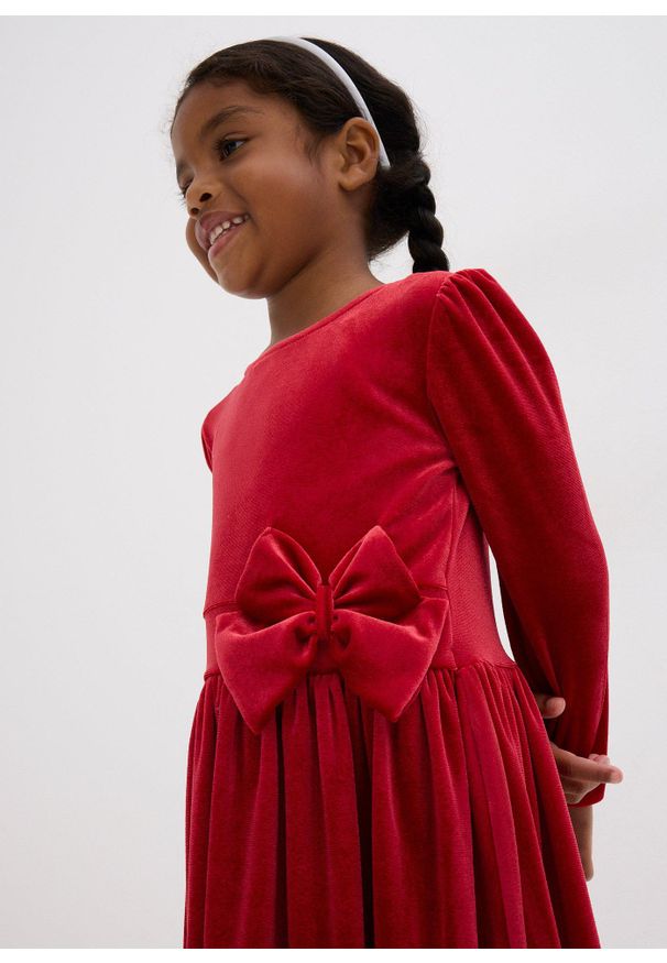 bonprix - Sukienka aksamitna. Typ kołnierza: kokarda. Kolor: czerwony