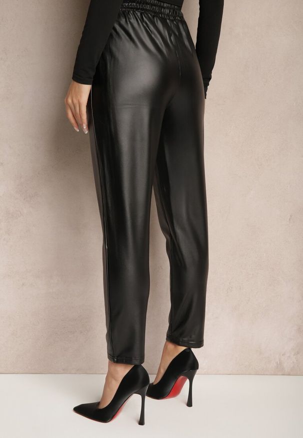 Renee - Czarne Spodnie High Waist z Ekoskóry w Gumką w Talii Esaleira. Okazja: na co dzień. Stan: podwyższony. Kolor: czarny. Styl: elegancki, casual