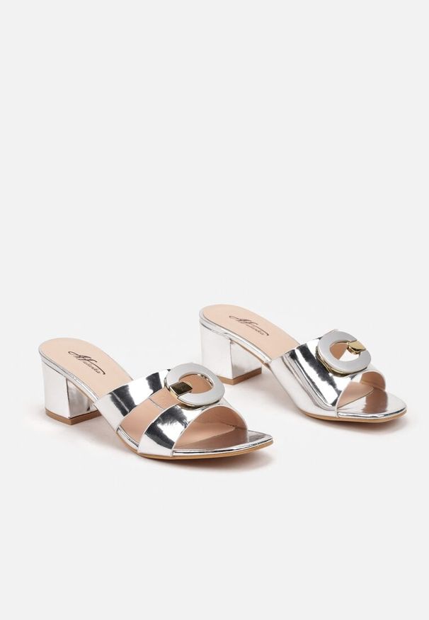 Renee - Srebrne Klapki na Słupku Ozdobione Geometryczną Aplikacją Eladeonis. Nosek buta: otwarty. Kolor: srebrny. Wzór: geometria, aplikacja. Obcas: na słupku. Styl: elegancki