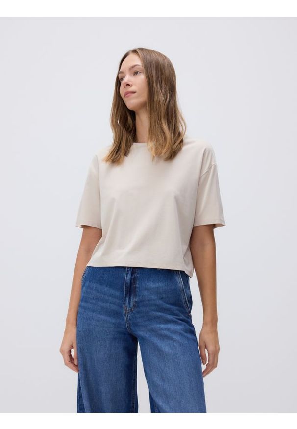 Reserved - Krótki t-shirt z modalem - beżowy. Kolor: beżowy. Materiał: dzianina. Długość: krótkie