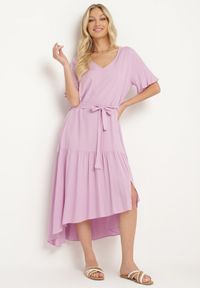 Born2be - Fioletowa Sukienka Pudełkowa z Materiałowym Paskiem i Falbanką Dimovas. Typ kołnierza: dekolt w kształcie V. Kolor: fioletowy. Materiał: materiał #4