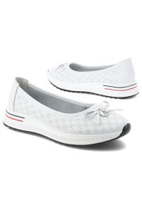 Półbuty damskie Filippo, cholewka ze skóry naturalnej perforowanej wsuwany fason z zabudowanym przodem na lekkiej podeszwie, białe, DP6718/26. Okazja: na co dzień. Kolor: biały. Materiał: skóra. Szerokość cholewki: normalna. Wzór: aplikacja, ażurowy. Styl: elegancki, klasyczny, casual #2