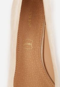 Renee - Beżowe Czółenka na Słupku ze Skórzaną Wkładką Savirae. Okazja: na co dzień. Kolor: beżowy. Materiał: skóra. Obcas: na słupku. Styl: casual, elegancki, klasyczny. Wysokość obcasa: niski #6