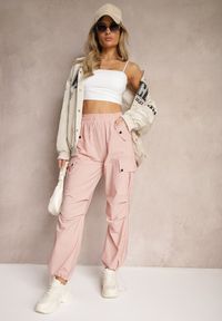 Renee - Różowe Spodnie Cargo High Waist z Ozdobnymi Kieszeniami Leriora. Okazja: na co dzień. Stan: podwyższony. Kolor: różowy. Styl: elegancki, casual