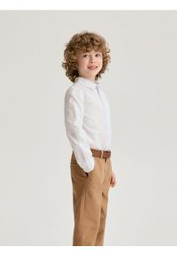 Reserved - Spodnie chino z paskiem - brązowy. Kolor: brązowy. Materiał: tkanina, bawełna. Wzór: gładki #1