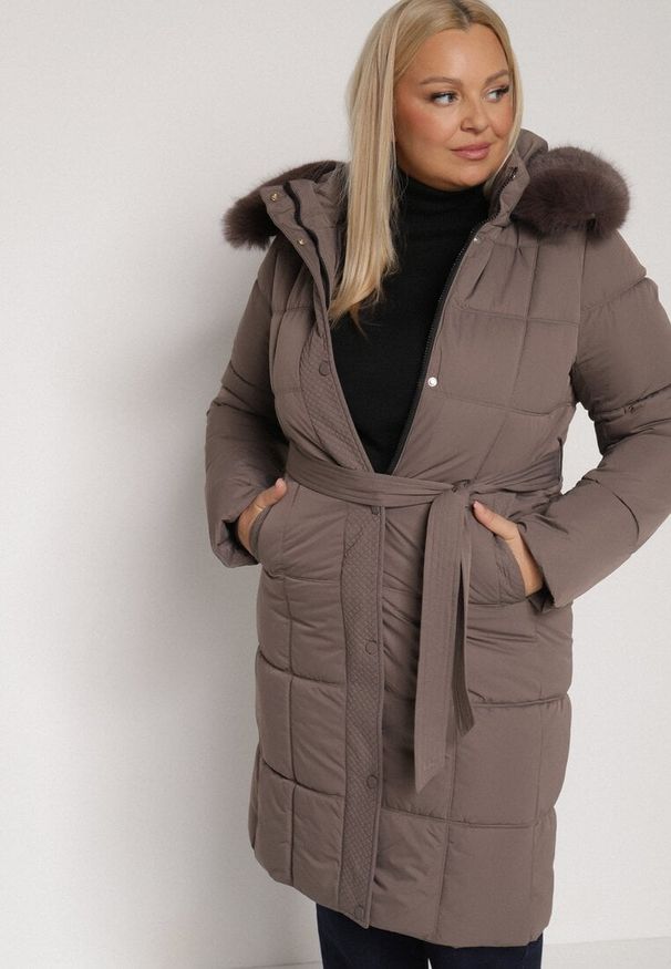 Born2be - Brązowa Pikowana Kurtka z Kapturem z Futrem i Wiązanym Paskiem Mevinatia. Okazja: na co dzień. Typ kołnierza: kaptur. Kolekcja: plus size. Kolor: brązowy. Materiał: futro. Styl: casual, klasyczny