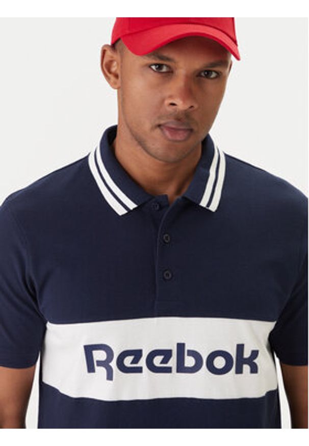 Reebok Polo Arter RK25548CCM Granatowy Regular Fit. Typ kołnierza: polo. Kolor: niebieski. Materiał: bawełna