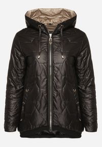 Born2be - Czarna Kurtka Pikowana o Pudełkowym Kroju z Kapturem Nusolea. Okazja: na co dzień. Typ kołnierza: kaptur. Kolekcja: plus size. Kolor: czarny. Materiał: jeans. Styl: casual, elegancki #7