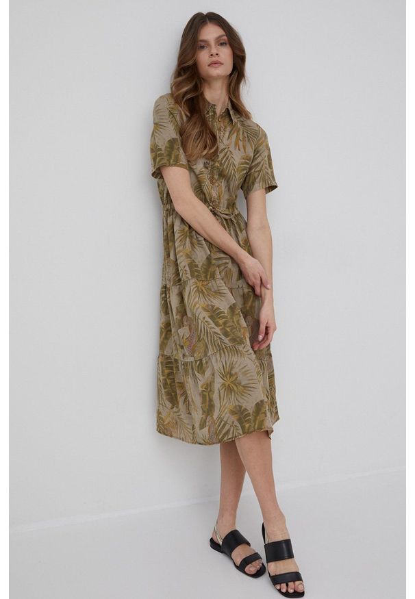 Desigual sukienka kolor zielony midi rozkloszowana. Kolor: zielony. Materiał: materiał, tkanina, jedwab, lyocell. Długość rękawa: krótki rękaw. Typ sukienki: rozkloszowane. Długość: midi