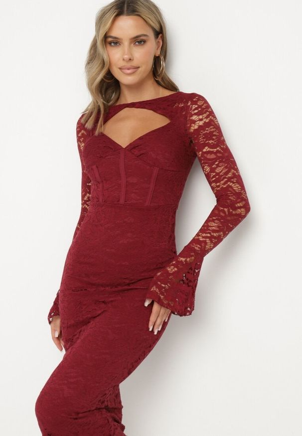 Born2be - Bordowa Dopasowana Sukienka z Koronki z Rozszerzanymi Rękawami Selathea. Kolor: czerwony. Materiał: koronka. Wzór: koronka. Styl: wizytowy, klasyczny, elegancki