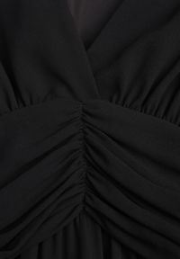 Renee - Czarna Rustykalna Sukienka Wieczorowa z Falbanami i Marszczeniem w Talii Himereanes. Typ kołnierza: kołnierz z falbankami. Kolor: czarny. Materiał: tkanina. Wzór: gładki, aplikacja. Typ sukienki: rozkloszowane. Styl: wizytowy #7