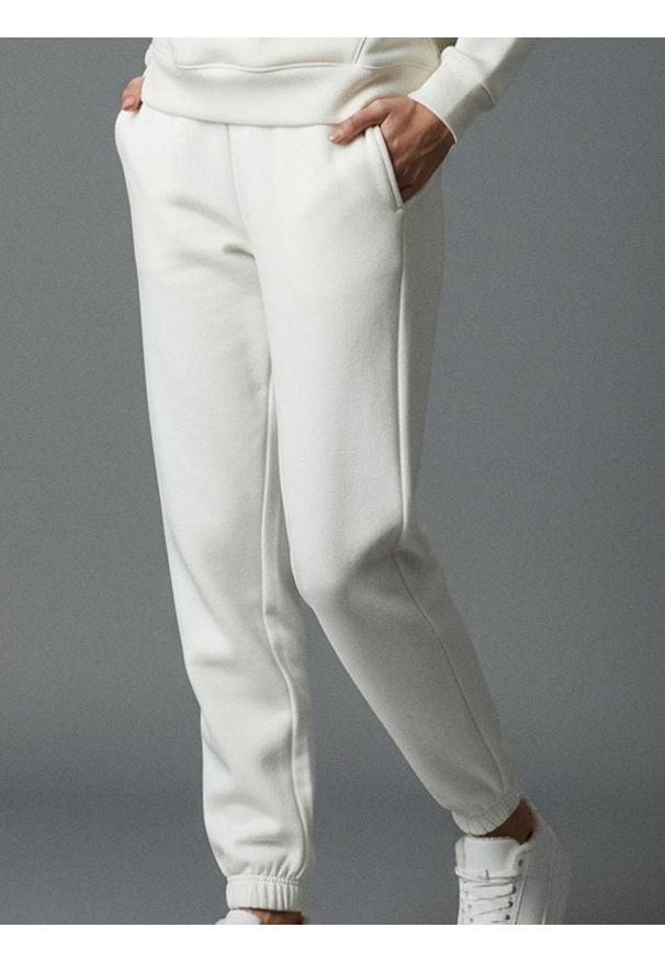 Sinsay - Spodnie dresowe jogger - kremowy. Kolor: kremowy. Materiał: dresówka