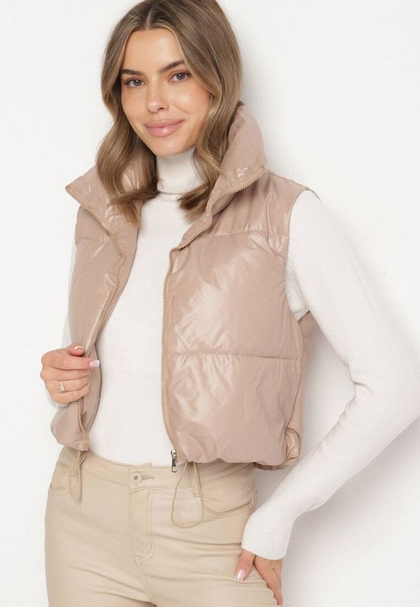 Born2be - Beżowa Puchowa Kamizelka Pikowana o Krótki Kroju Iritila. Okazja: na spacer, na co dzień. Kolor: beżowy. Materiał: puch. Długość: krótkie. Styl: elegancki, casual, sportowy