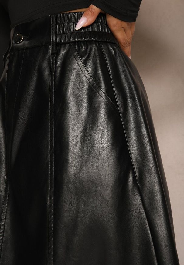 Renee - Czarna Rozkloszowana Spódnica z Imitacji Skóry High Waist Evirenas. Stan: podwyższony. Kolor: czarny. Materiał: skóra. Sezon: zima