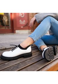 Białe Półbuty Artiker Wygodne Skórzane Buty Damskie. Okazja: na co dzień. Kolor: biały. Materiał: skóra. Styl: casual #3