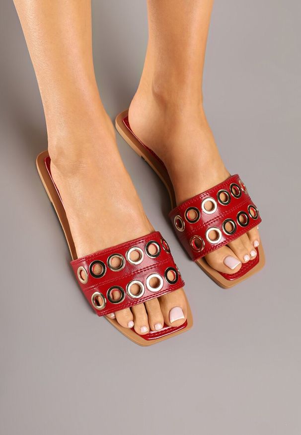 Born2be - Bordowo-Czerwone Klapki Ozdobione Nitami Meralina. Okazja: na co dzień, na spacer. Kolor: czerwony. Wzór: aplikacja. Sezon: lato. Obcas: na płaskiej podeszwie. Styl: casual, elegancki