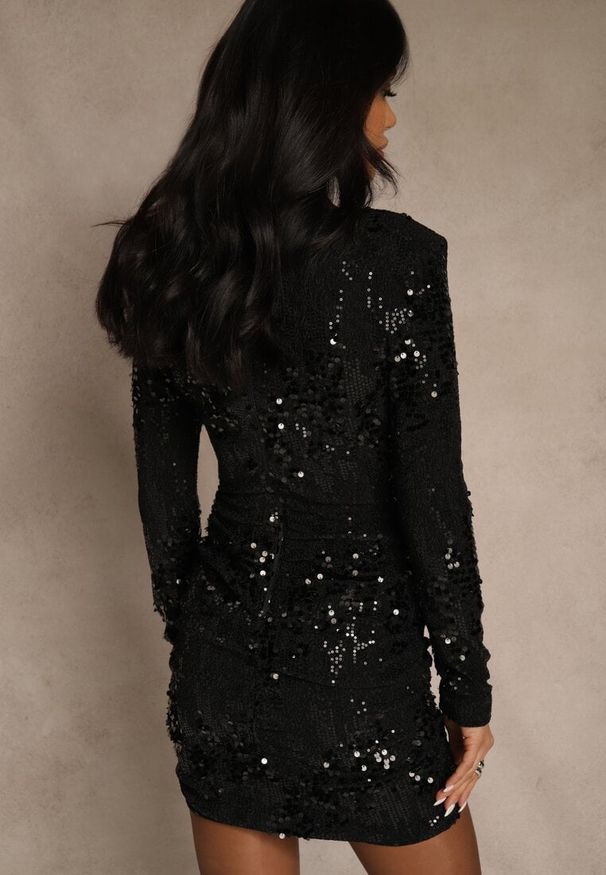 Renee - Czarna Cekinowa Sukienka Koktajlowa o Dopasowanym Kroju z Dekoltem V Loweda. Kolor: czarny. Materiał: skóra, poliester. Wzór: aplikacja. Typ sukienki: kopertowe. Styl: wizytowy