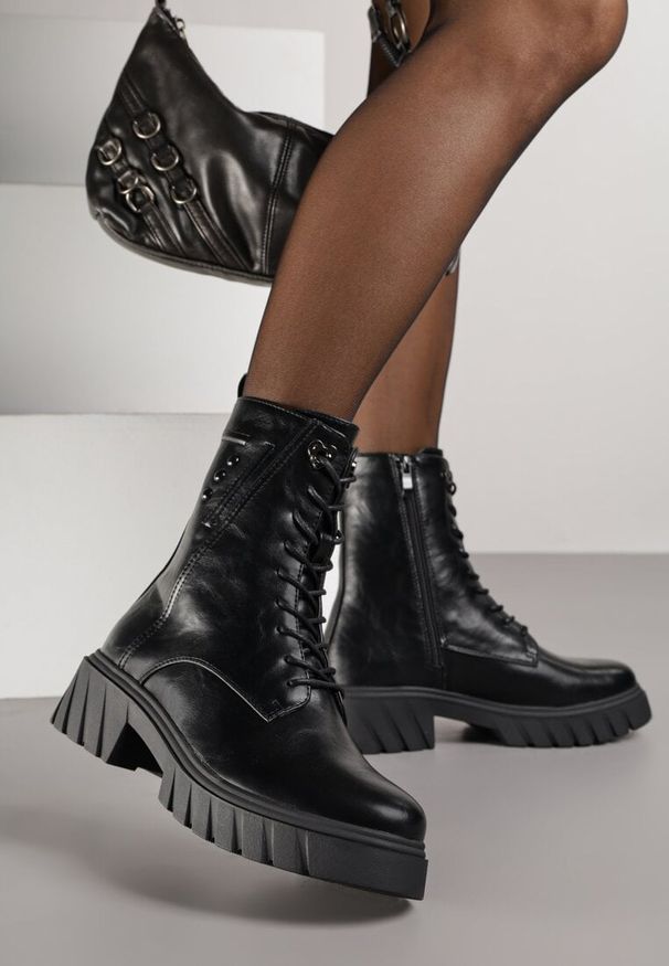 Renee - Czarne Rockowe Botki Workery Zdobione Nitami Eratila. Okazja: na imprezę, na co dzień. Kolor: czarny. Materiał: jeans, skóra. Szerokość cholewki: normalna. Wzór: aplikacja. Styl: rockowy
