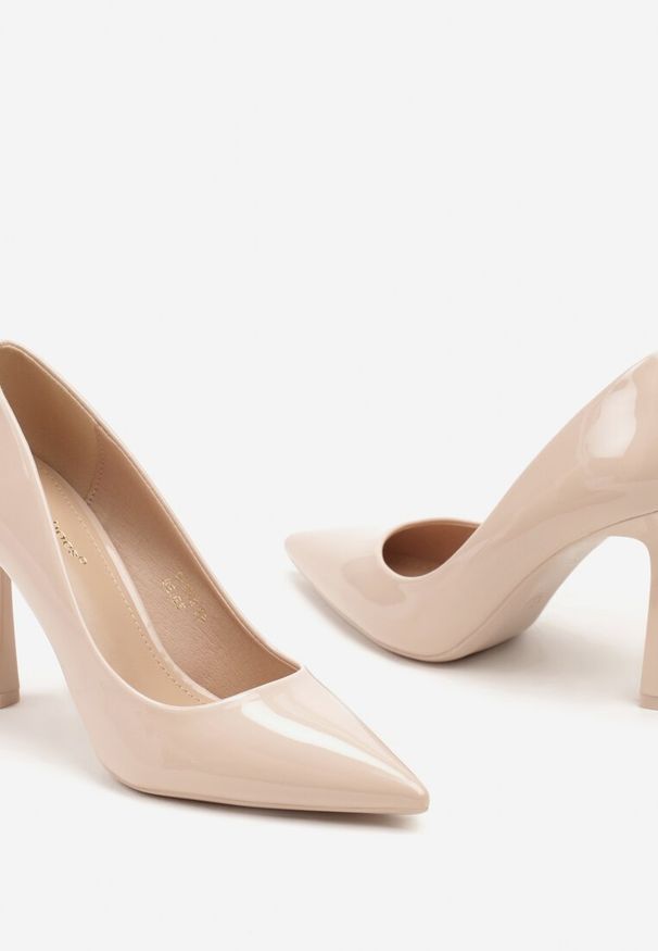 Born2be - Beżowe Eleganckie Szpilki Lakierowane w Klasycznym Stylu Emalisse. Okazja: na spotkanie biznesowe, do pracy. Kolor: beżowy. Materiał: lakier. Obcas: na szpilce. Styl: elegancki, klasyczny