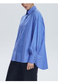Reserved - Koszula w paski - niebieski. Kolor: niebieski. Materiał: bawełna. Wzór: paski #1