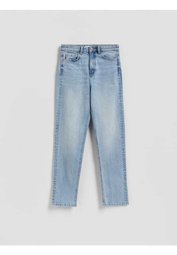 Reserved - Jeansy mom fit z dłuższą nogawką - niebieski. Kolor: niebieski. Długość: długie
