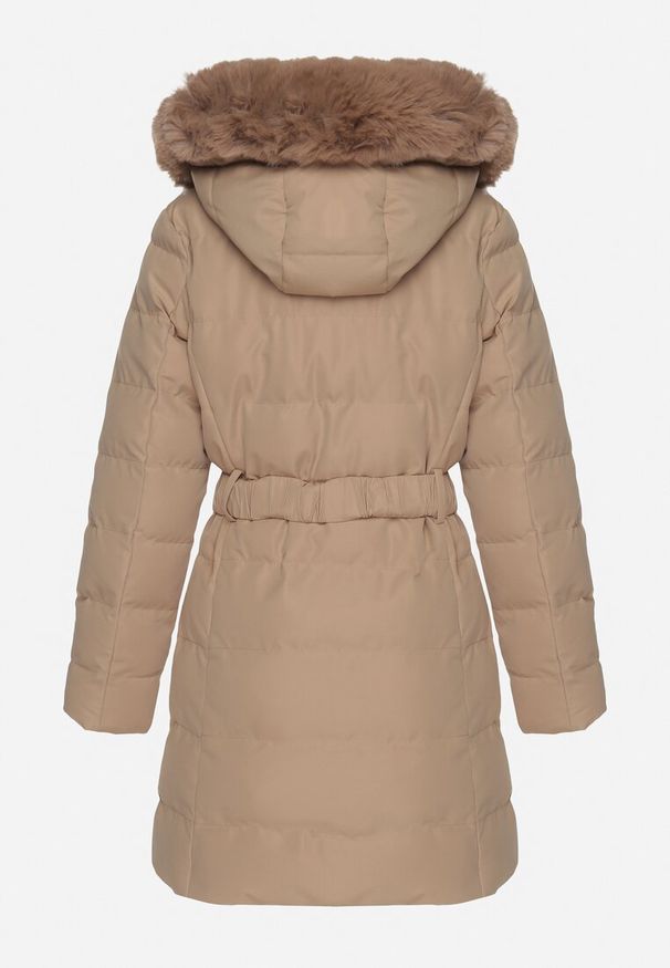 Born2be - Ciemnobeżowa Pikowana Kurtka z Paskiem w Talii i Kapturem Daicy. Okazja: na co dzień. Kolor: beżowy. Materiał: dzianina, jeans, futro. Styl: casual