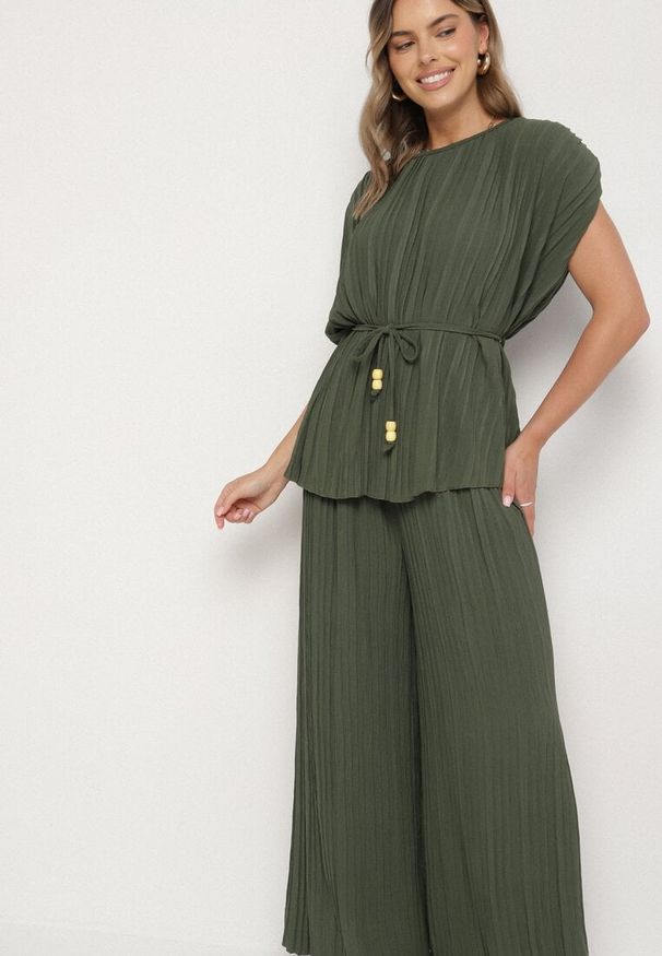 Born2be - Ciemnozielony Komplet Bluzka z Wiązanym Paskiem i Szerokie Spodnie Dolarea. Kolor: zielony. Wzór: aplikacja