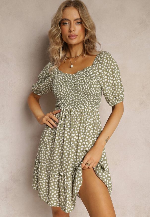 Renee - Zielona Rozkloszowana Sukienka Mini w Kropki z Wiskozy Ozdobiona Falbanką Aulian. Kolor: zielony. Materiał: wiskoza. Wzór: aplikacja, kropki. Długość: mini
